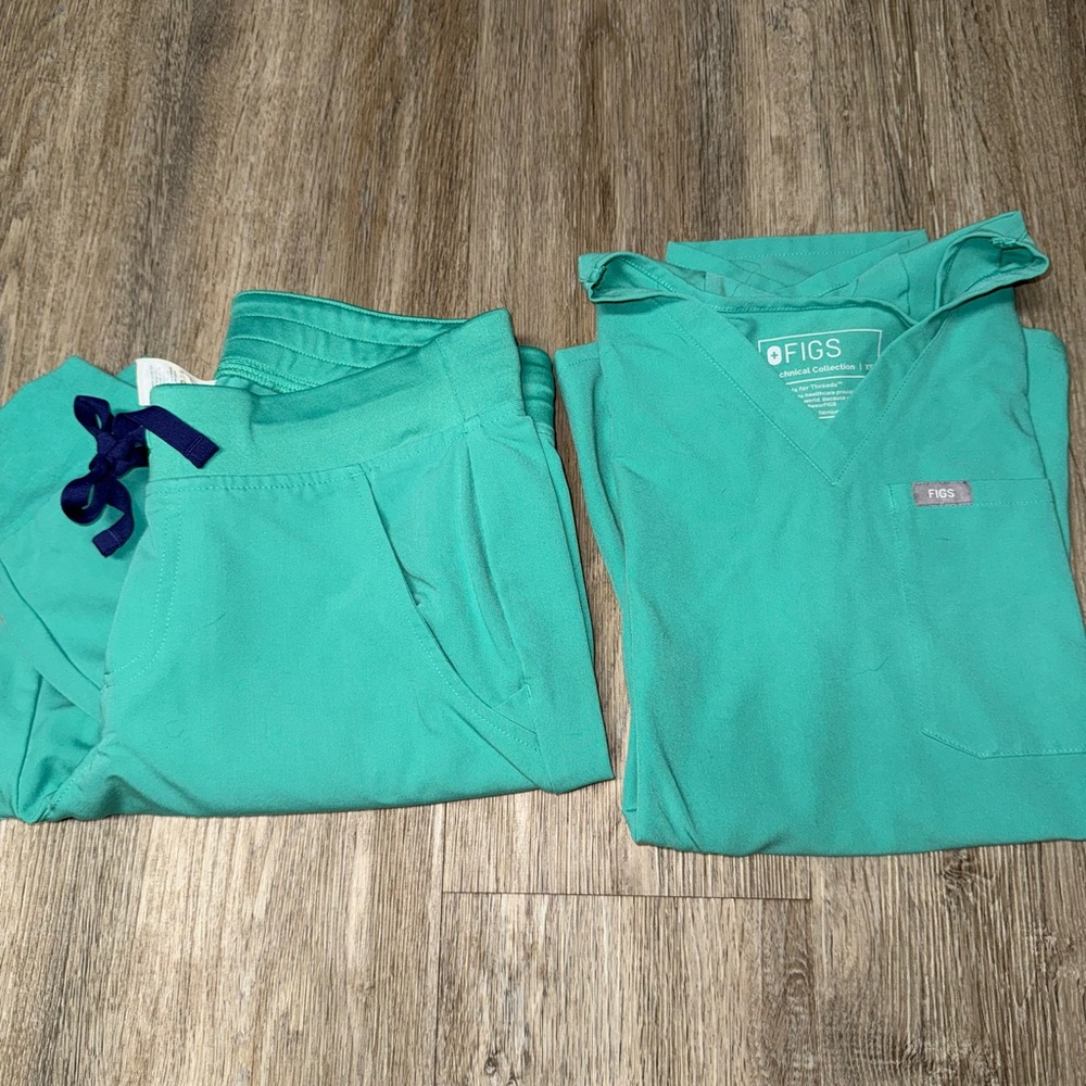 Figs Women's Scrub Set in Teal with Navy Drawstring
